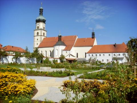 Klostergarten Franziskanerkloster Foto: Tourist-Info Neukirchen b.Hl. Blut 