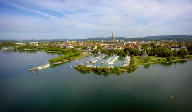 Urlaub Deutschland Reisen - Blick auf Radolfzeller Hafen und Münster  ©Achim Mende_VH6B0061