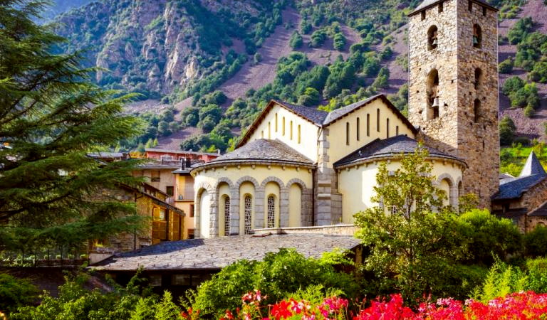 Urlaub Frankreich Reisen - Kirche Andorra la Vella - AdobeStock_223994722 von Digitalsignal stock.adobe.com